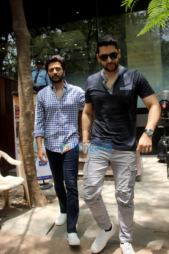 ritesh deshmukh and aftab shivdasini spotted at starbucks in khar 6
