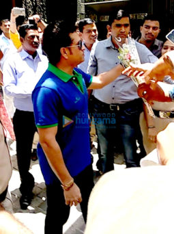 Sachin Tendulkar snapped meeting fans on his birthday
