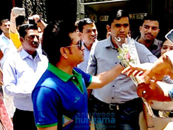 Sachin Tendulkar snapped meeting fans on his birthday