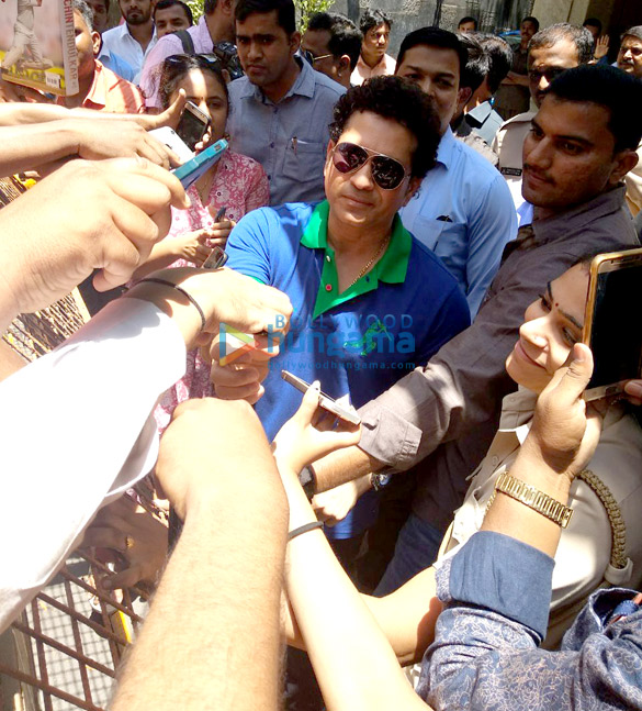 sachin tendulkar snapped meeting fans on his birthday 3