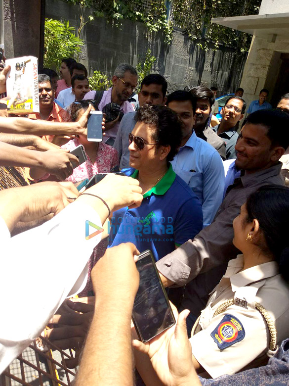 sachin tendulkar snapped meeting fans on his birthday 6