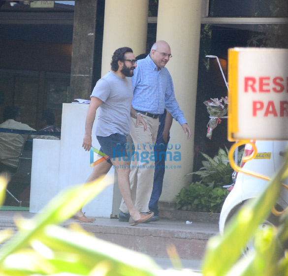 saif ali khan spotted at lilavati hospital in bandra 5
