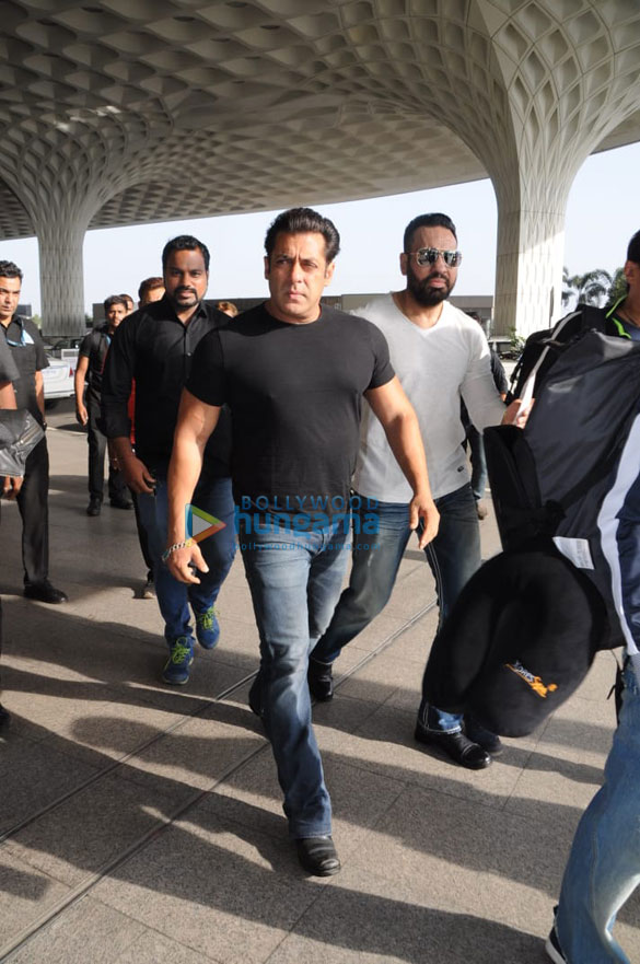 Salman Khan, Ramesh S Taurani, Jacqueline Fernandez snapped leaving for Da Bangg The Tour in Delhi