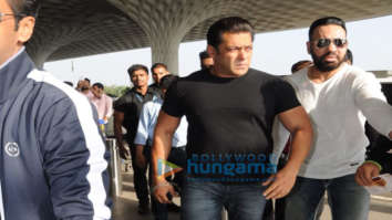 Salman Khan, Ramesh Tauraani, Jacqueline Fernandez snapped leaving for Daa Daabang tour in Delhi