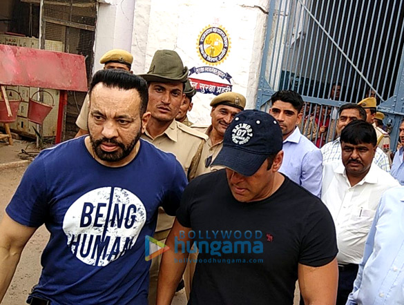 salman khan snapped after being released from jodhpur jail 2