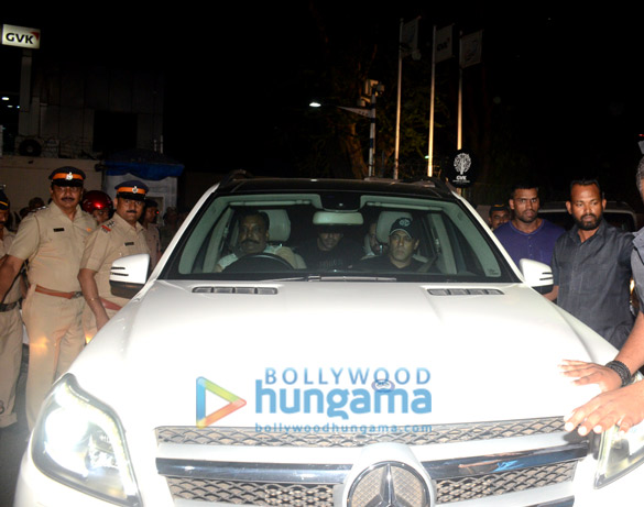 salman khan snapped arriving back in mumbai 1