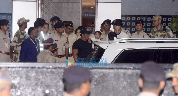 salman khan snapped arriving back in mumbai 5