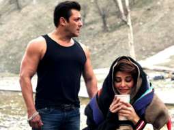 Salman Khan turns too hot to handle for Jacqueline Fernandez in the chilly Sonmarg!