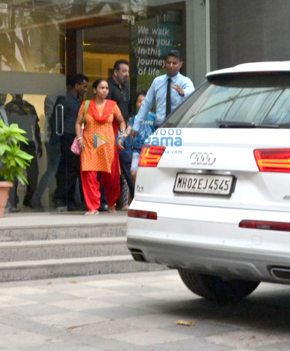 sanjay dutt and kids spotted at hinduja hospital in bandra 005 5