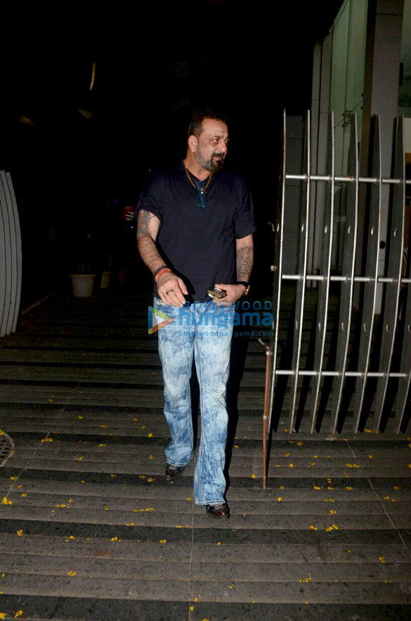 sanjay dutt snapped at ashutosh gowarikers office in khar 5