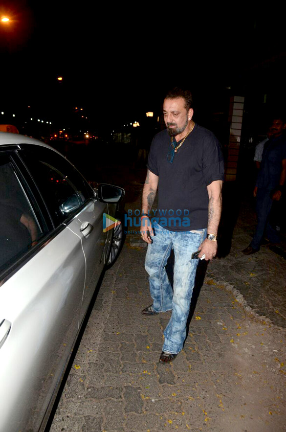 sanjay dutt snapped at ashutosh gowarikers office in khar 6