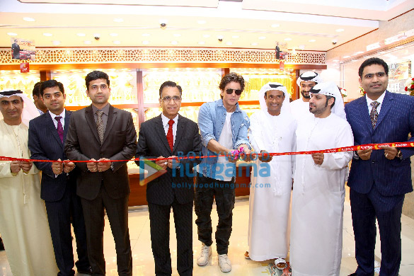 shah rukh khan snapped in dubai 1