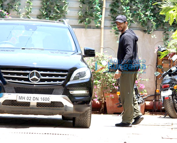 shahid kapoor and sidharth malhotra spotted at reset gym in bandra 2