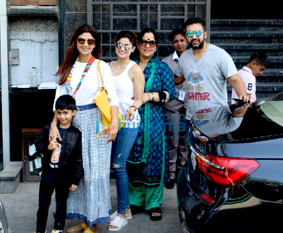 shilpa shetty snapped with her family at trippling in juhu 3