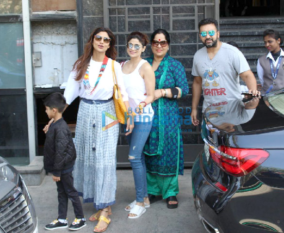 shilpa shetty snapped with her family at trippling in juhu 4