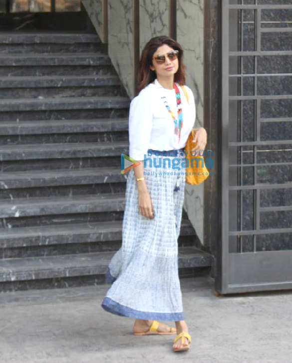 shilpa shetty snapped with her family at trippling in juhu 5