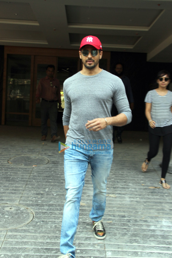 Sidharth Malhotra snapped in Bandra Sidharth Malhotra snapped in Bandra