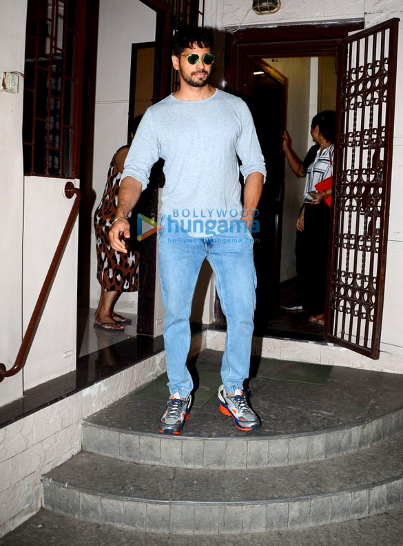 sidharth malhotra spotted at the dubbing studio in bandra 3 005