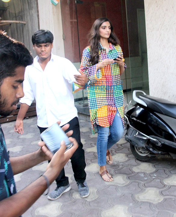 sonam kapoor snapped at a clinic 6