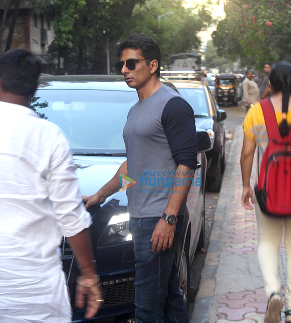 sonu sood spotted in bandra 5