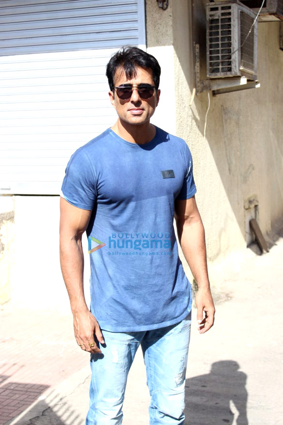 sonu sood spotted in juhu 5
