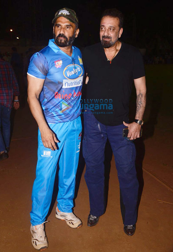 suniel shetty riteish deshmukh sonu sood and others at a match in mumbai 11