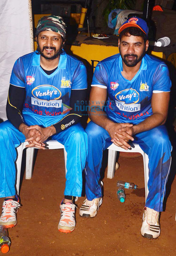 suniel shetty riteish deshmukh sonu sood and others at a match in mumbai 3