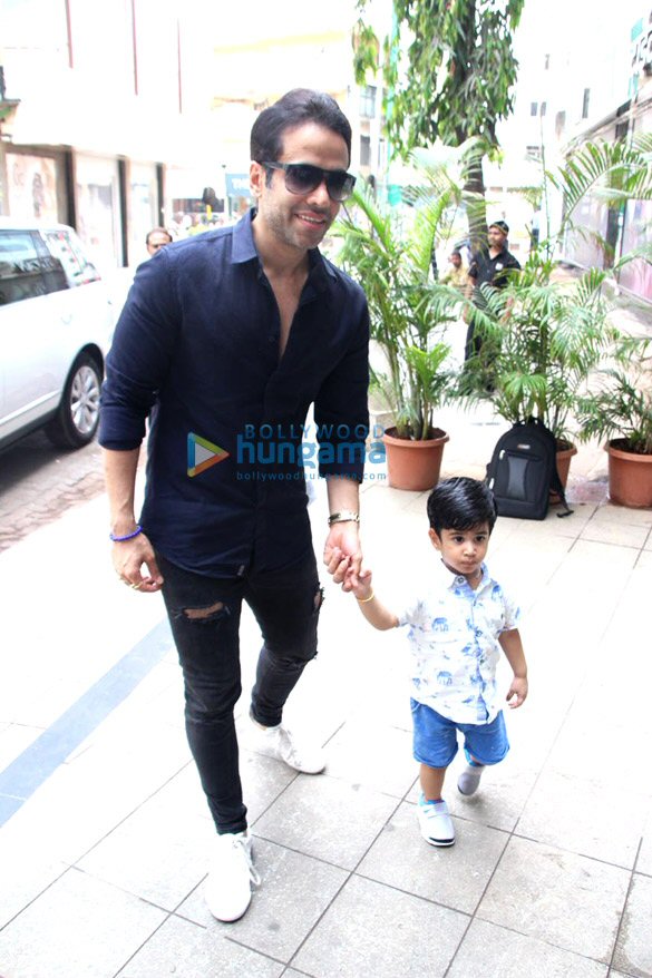 tusshar kapoor snapped with his son laksshya in bandra 2