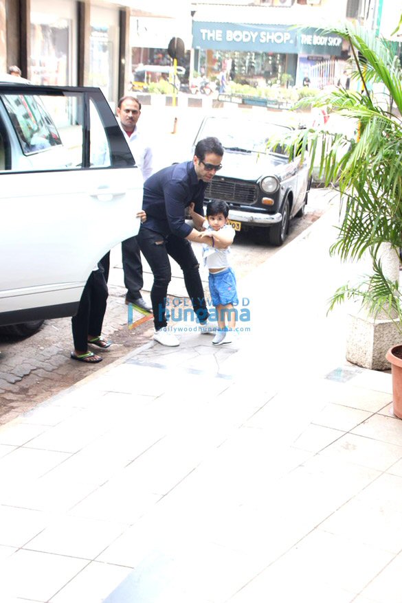 tusshar kapoor snapped with his son laksshya in bandra 6