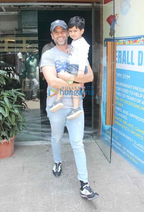 tusshar kapoor snapped with his son at play school 2