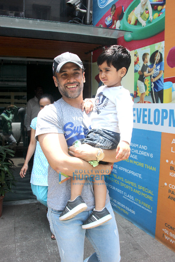 tusshar kapoor snapped with his son at play school 4