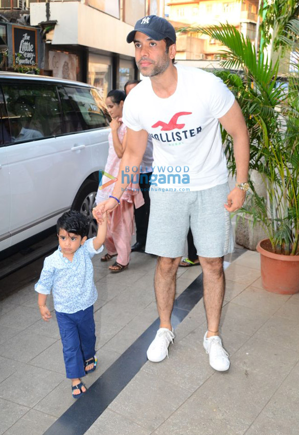 tusshar kapoor spotted at his son laksshyas play school in bandra 2