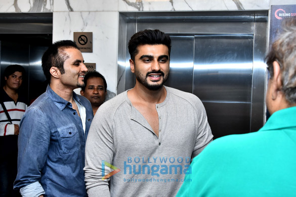 varun dhawan banita sandhu and others grace the special screening of october 6 2