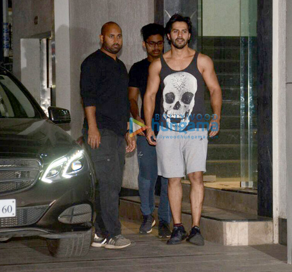 Varun Dhawan snapped outside the gym in Khar Varun Dhawan snapped outside the gym in Khar