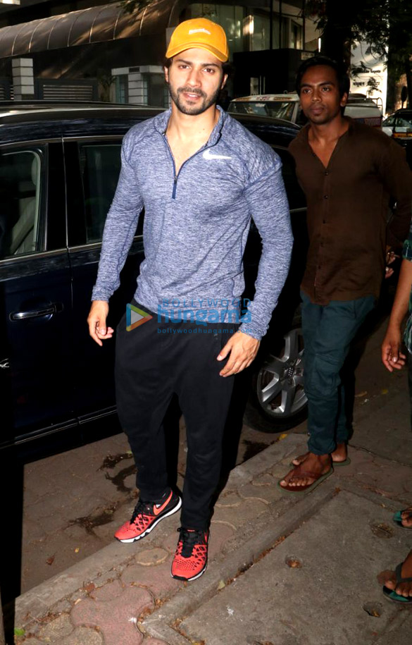 varun dhawan spotted at the gym in bandra 2 2