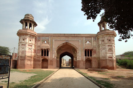 Vipul Shah shoots Arjun Kapoor and Parineeti Chopra starrer Namaste England at an unexplored Dargah in Punjab