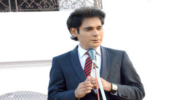 On The Sets Of The Movie 10 Nahi 40