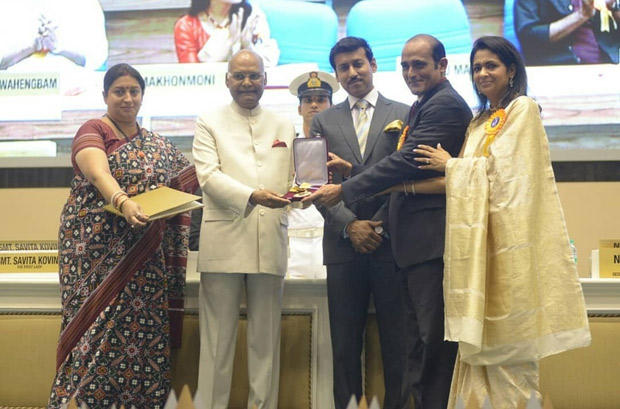 Akshaye Khanna and Kavita Khanna receive Dadasaheb Phalke Award for late Vinod Khanna 