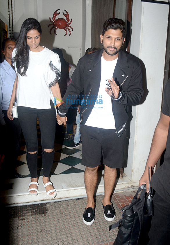 allu arjun with wife spotted at bastian in bandra 1