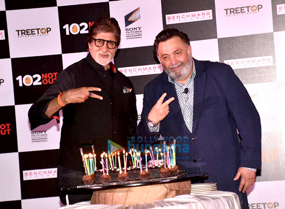 amitabh bachchan and rishi kapoor grace the success meet of 102 not out 9 2