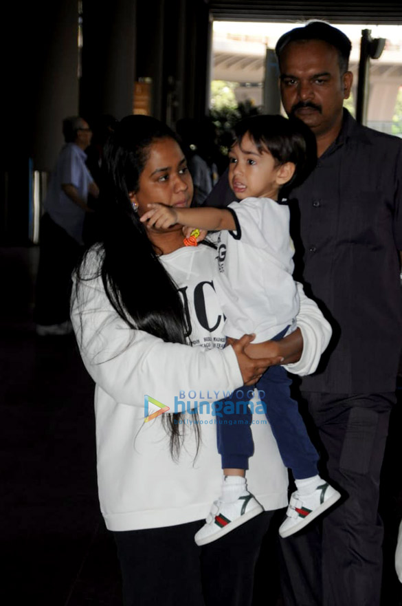 arpita khan sharma loveratri stars aayush sharma warina hussain snapped at the airport 2