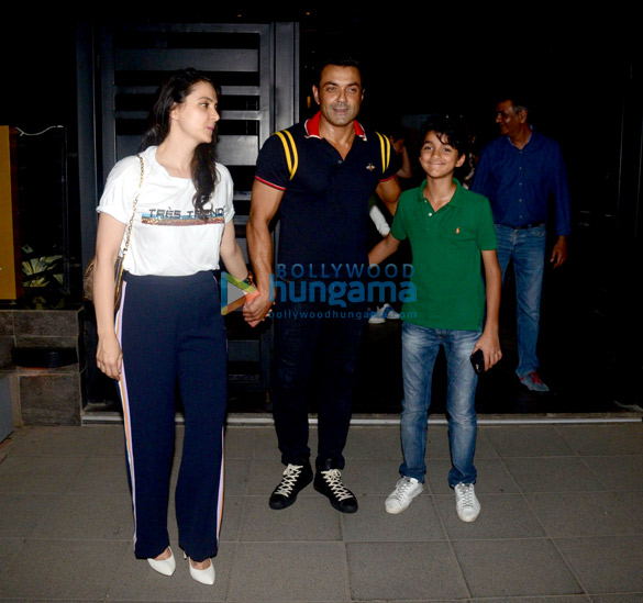 bobby deol celebrates his marriage anniversary with family 2