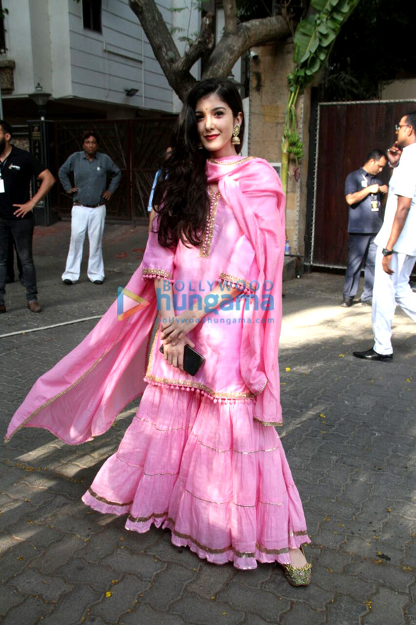 celebs snapped at sonam kapoors house 3