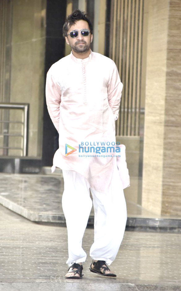 clebs snapped arriving for sonam kapoors mehendi at signature island in bkc 001