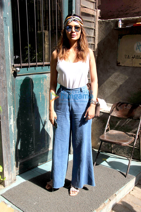 Esha Gupta spotted at Pali Village Cafe in Bandra Esha Gupta spotted at Pali Village Cafe in Bandra