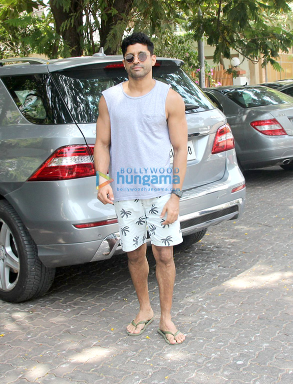 farhan akhtar spotted at otters club in bandra 3 4