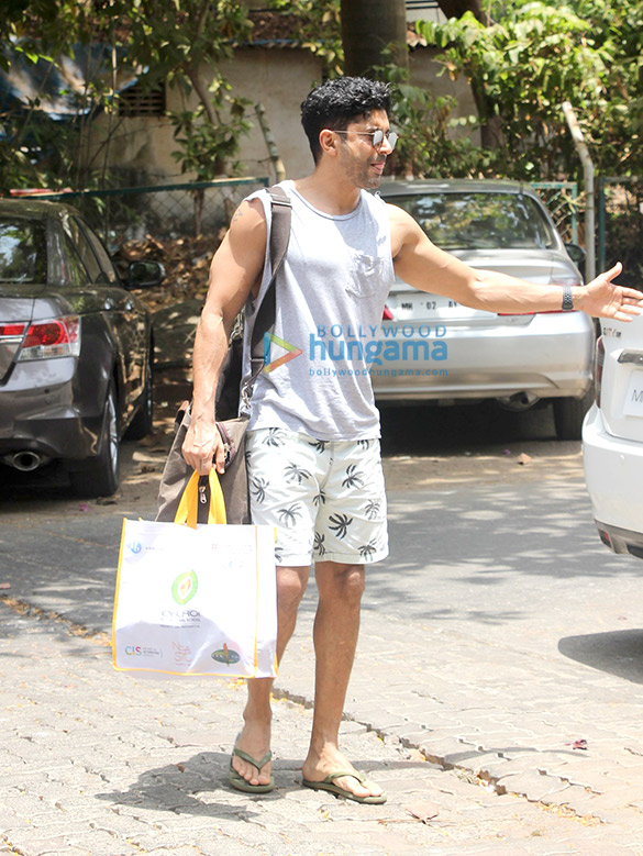 farhan akhtar spotted at otters club in bandra 6 3