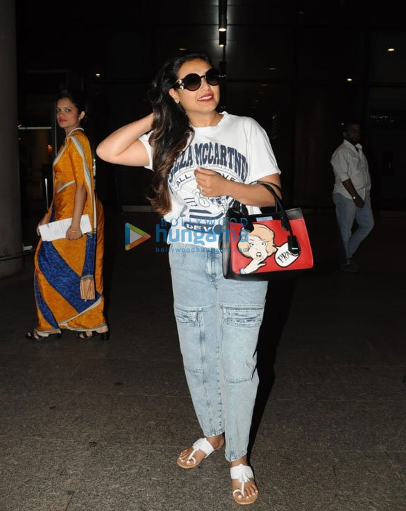 hema malini esha deol shahid kapoor and sophie choudry snapped at the airport 9