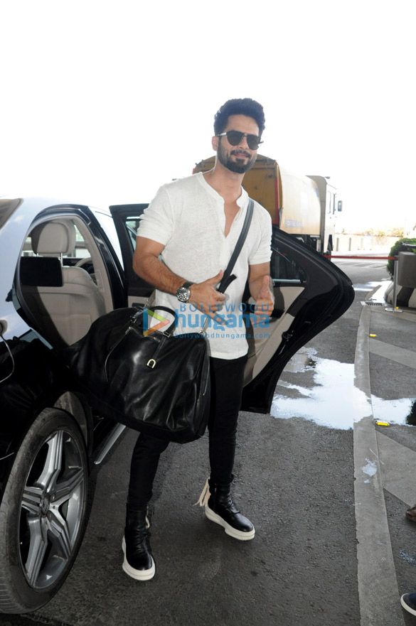 hema malini esha deol and shahid kapoor snapped at the airport 3