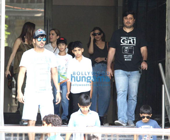 hrithik roshan zayed khan and sonali bendre spotted with family post lunch in juhu 7